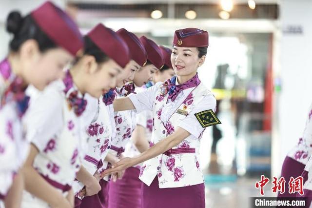 重慶動車乘務員開展禮儀培訓，以專業風貌迎接“五一”客流高峰